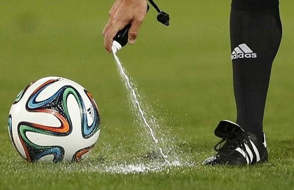 点球裁判用吹哨吗,主裁借var补吹点球