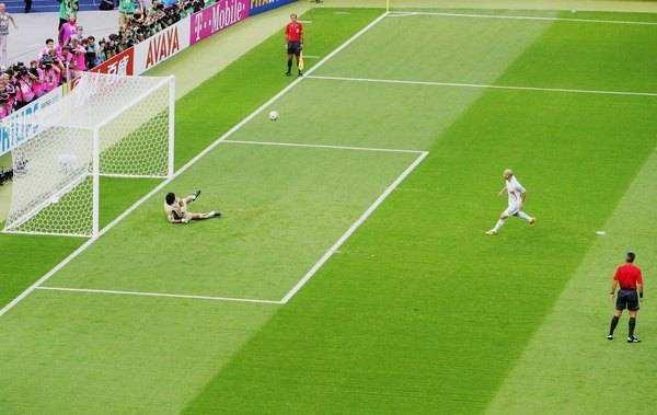 点球裁判用吹哨吗,主裁借var补吹点球