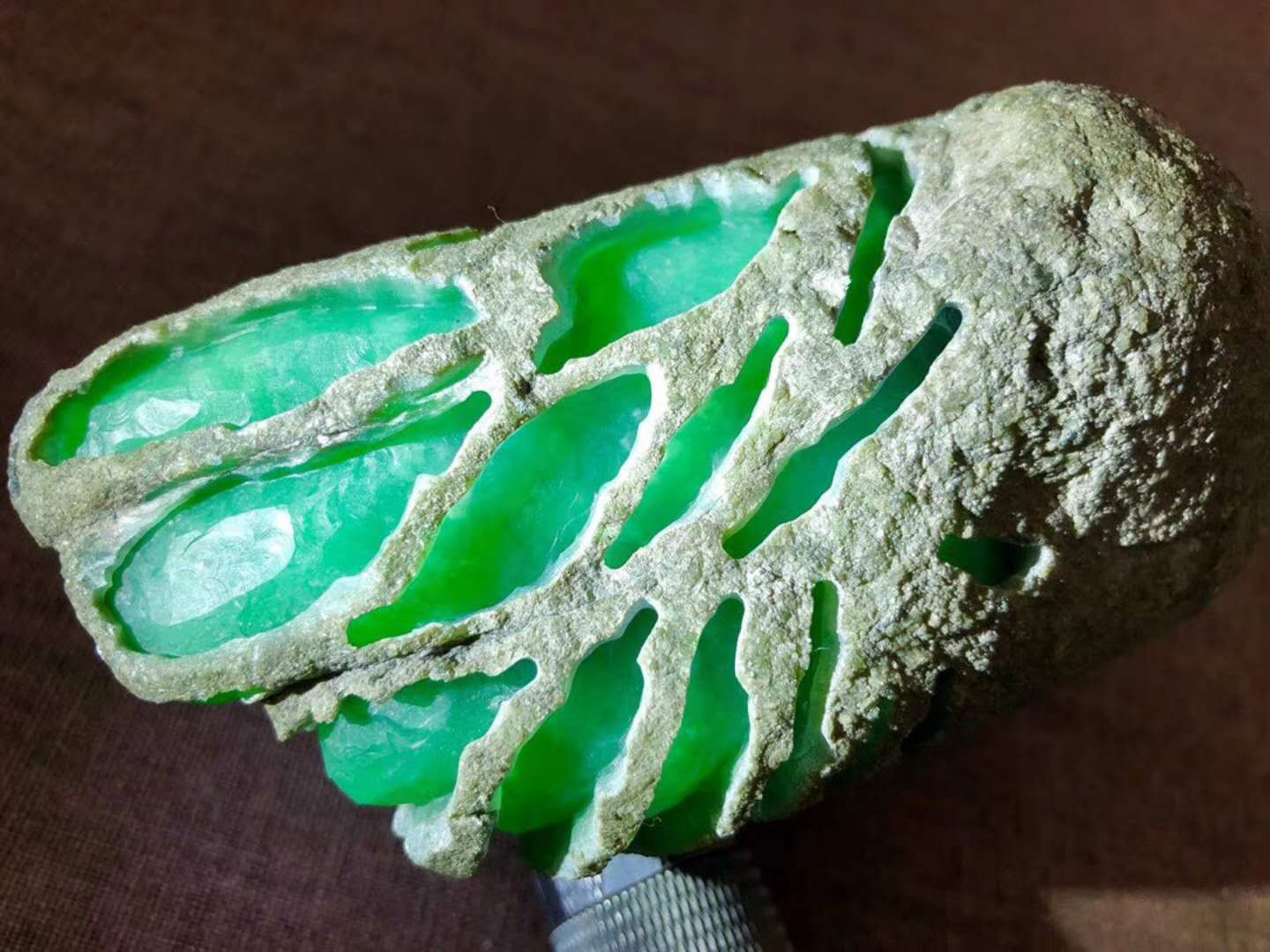 翡翠原石哪里的会出帝王绿,什么样的翡翠原石绝对满绿