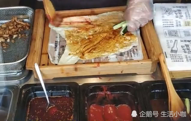 好吃的卷饼大人小孩都爱吃,目前最火的网红煎饼卷菜小吃