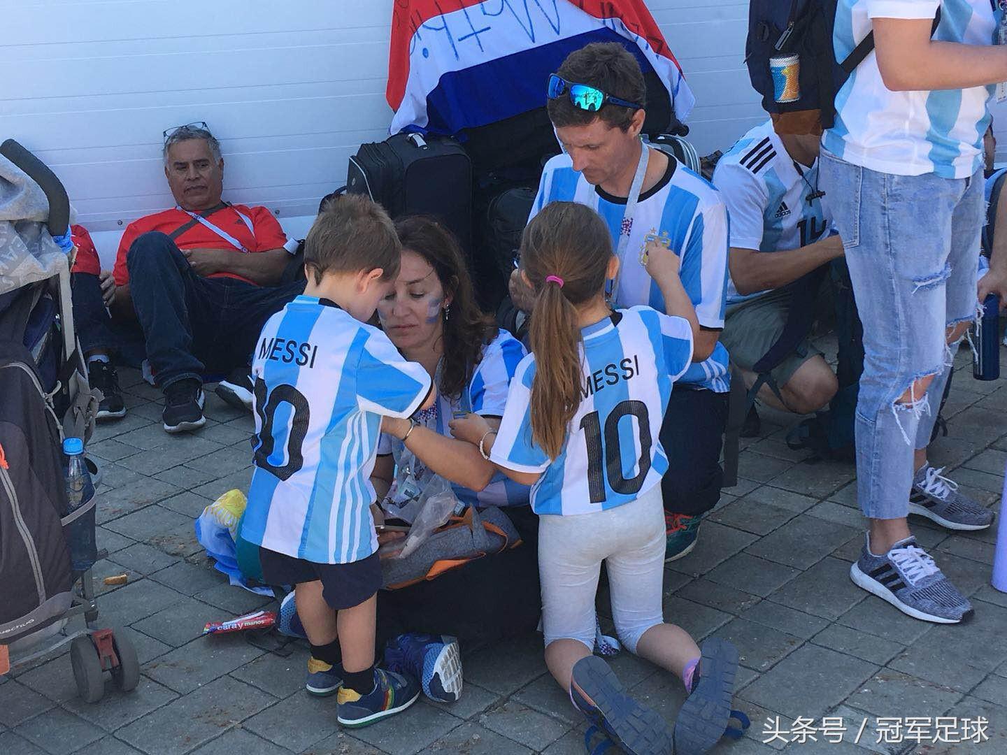 阿根廷球迷穿梅西球衣的占比,阿根廷梅西的球迷身穿10号队服