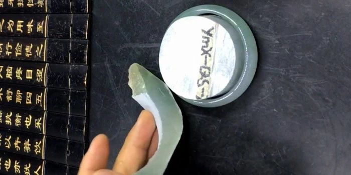 在缅甸买了块翡翠原石，切开后升值好几倍，经过雕刻后更令人羡慕