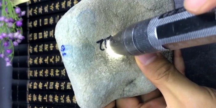 在缅甸买了块翡翠原石，切开后升值好几倍，经过雕刻后更令人羡慕