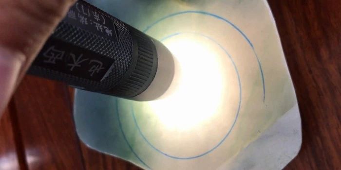 在缅甸买了块翡翠原石，切开后升值好几倍，经过雕刻后更令人羡慕