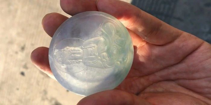 在缅甸买了块翡翠原石，切开后升值好几倍，经过雕刻后更令人羡慕