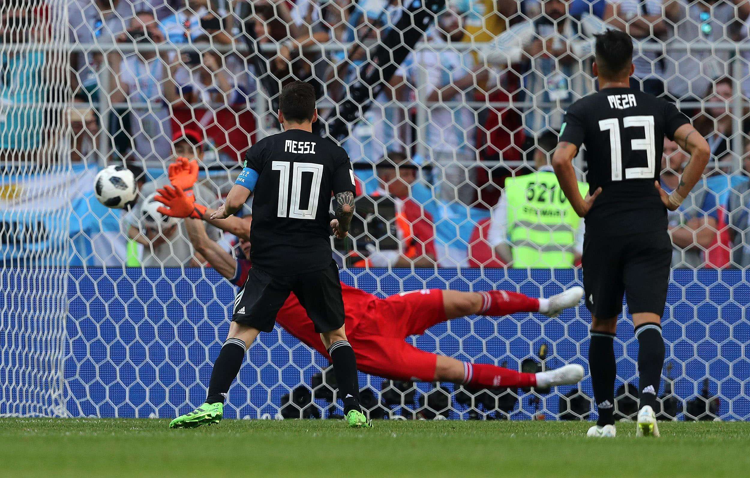 梅西罚丢点球谁造的,扑出梅西点球冰岛门将获全场最佳