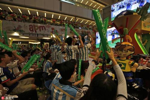 你享受看球的快乐，我有睡觉的自由