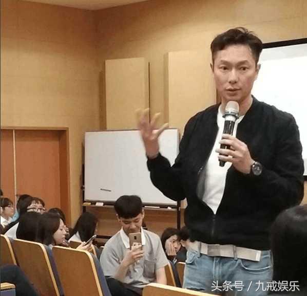 58岁谢祖武被称“冻龄男神”受邀大学讲述成功法则“打死不退”