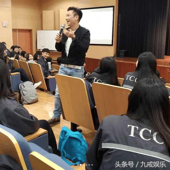 58岁谢祖武被称“冻龄男神”受邀大学讲述成功法则“打死不退”