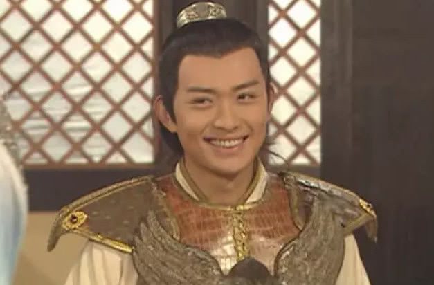 他又回来了，还是熟悉的造型，这次他演吕布！