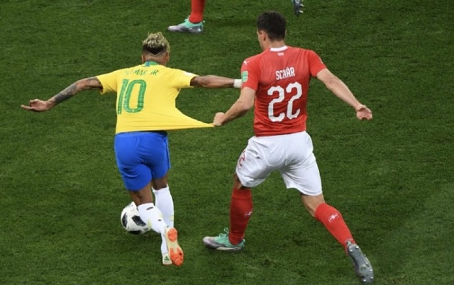 内马尔被侵犯十次,隔着屏幕都看着疼,瑞士球员有机会就死里*他干**