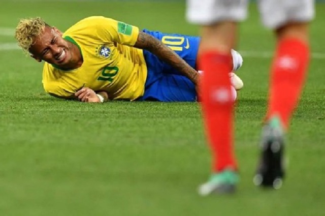 内马尔被侵犯十次,隔着屏幕都看着疼,瑞士球员有机会就死里*他干**