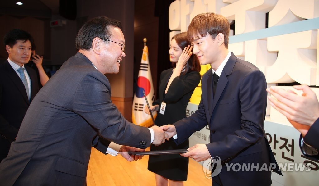 exo的盘点,现在的exo和刚出道的exo合照