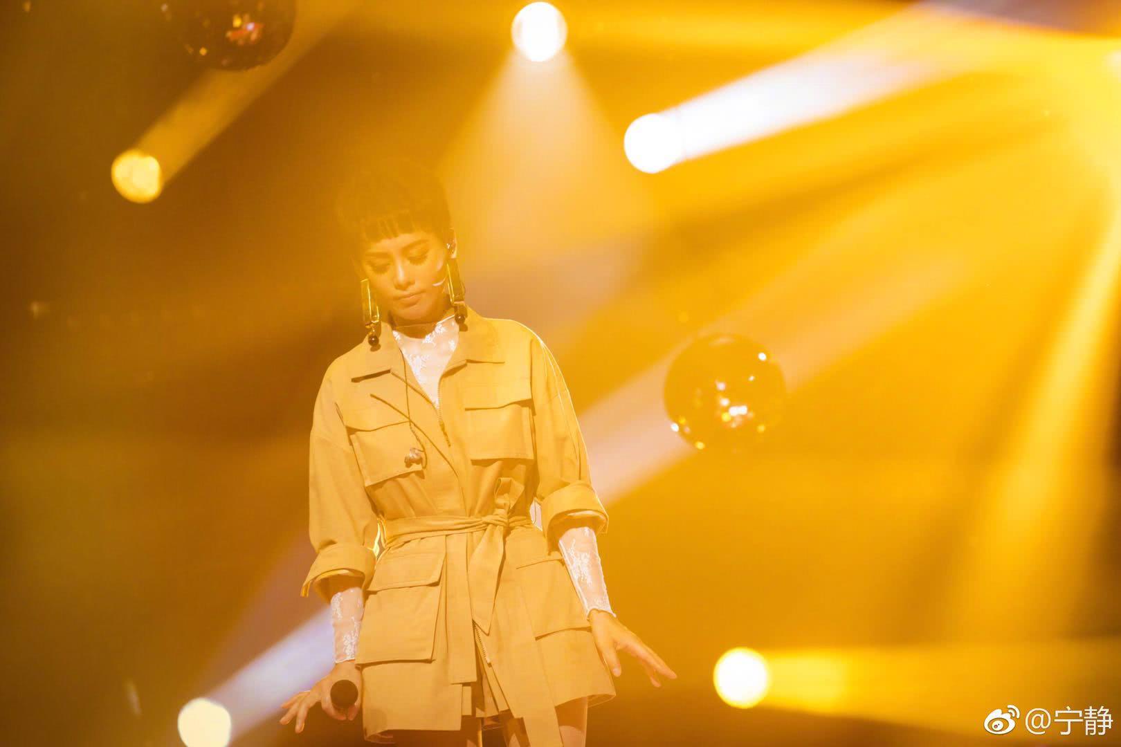 宁静罕见晒长发美照,48岁宁静高调现身机场