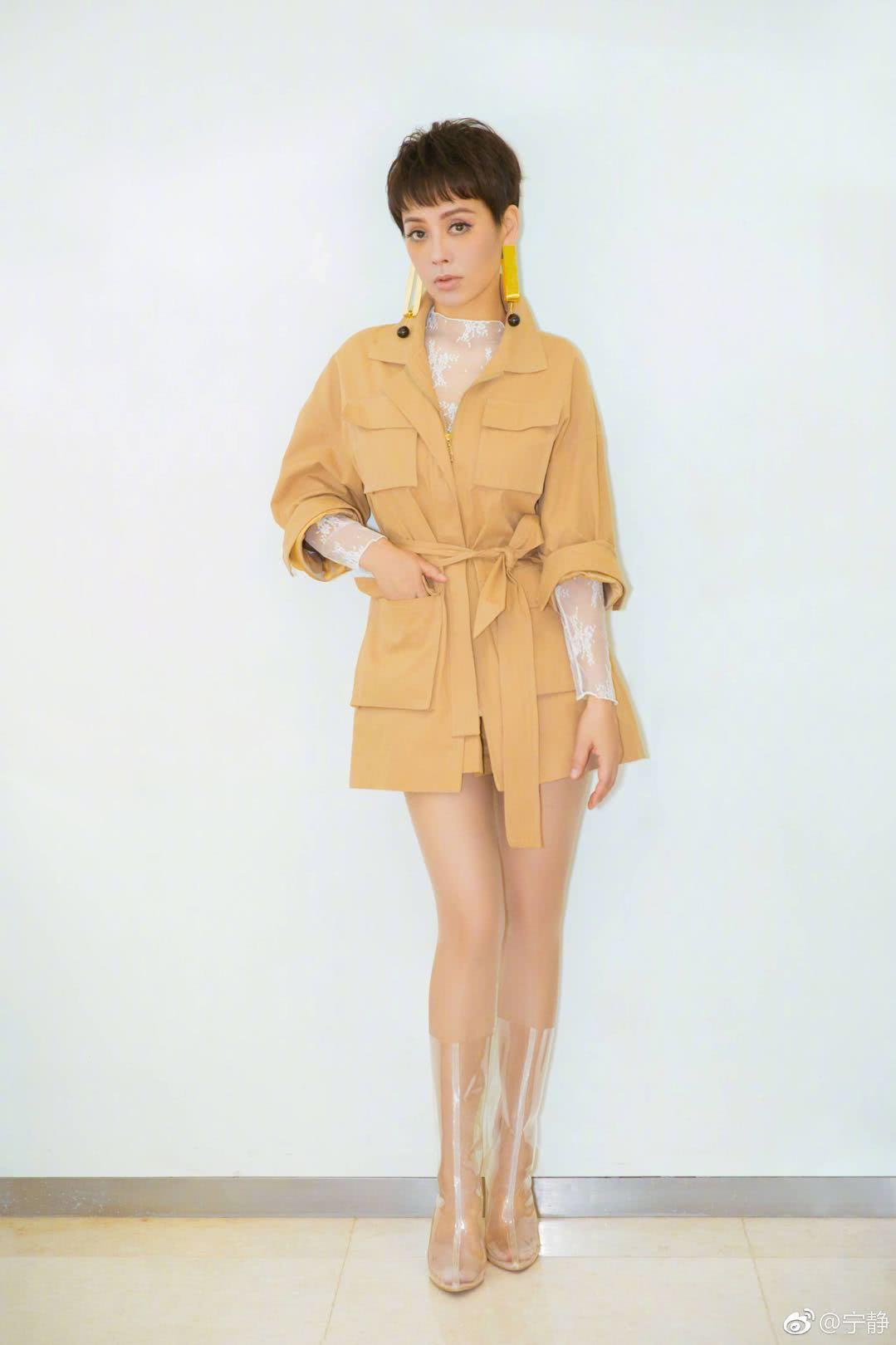 宁静罕见晒长发美照,48岁宁静高调现身机场