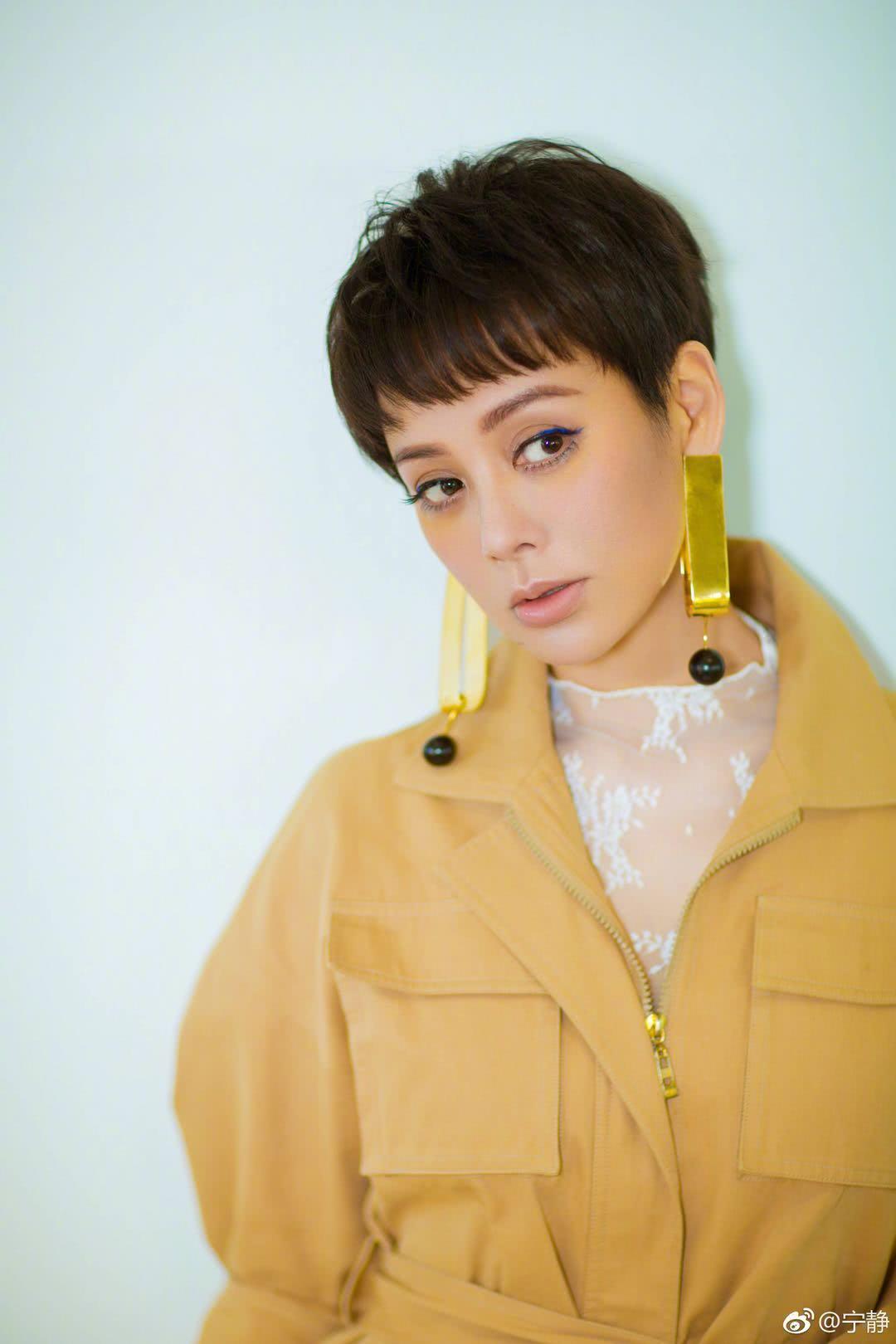 宁静罕见晒长发美照,48岁宁静高调现身机场