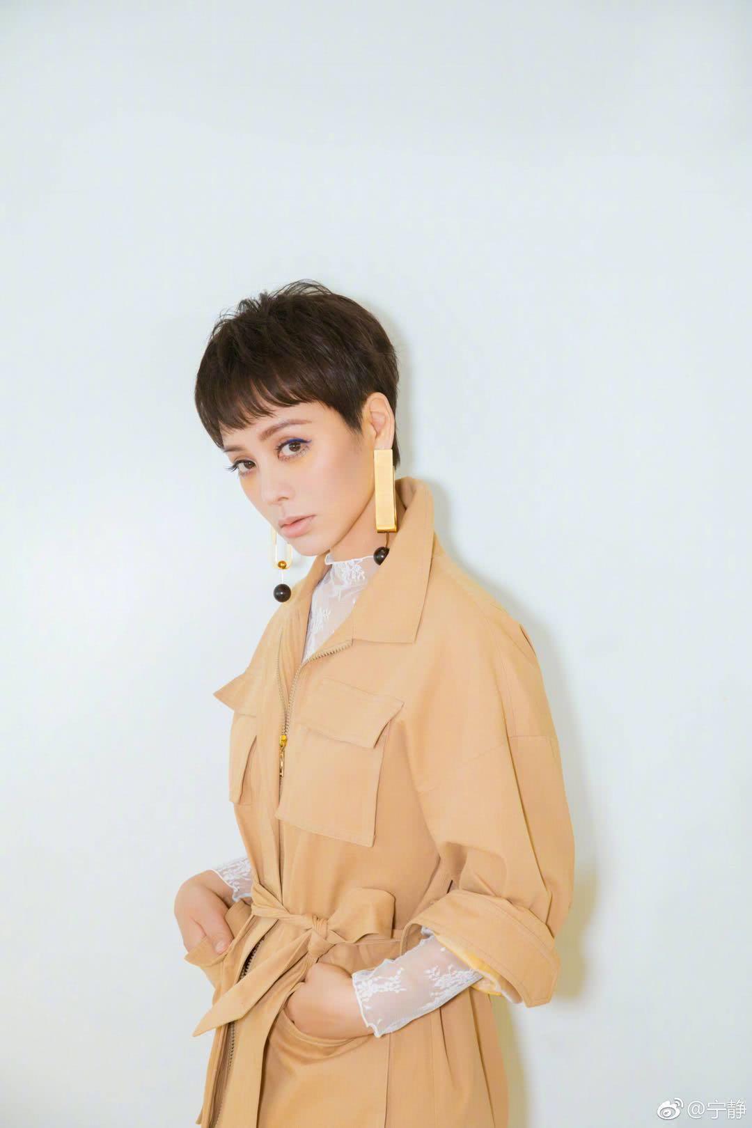 宁静罕见晒长发美照,48岁宁静高调现身机场