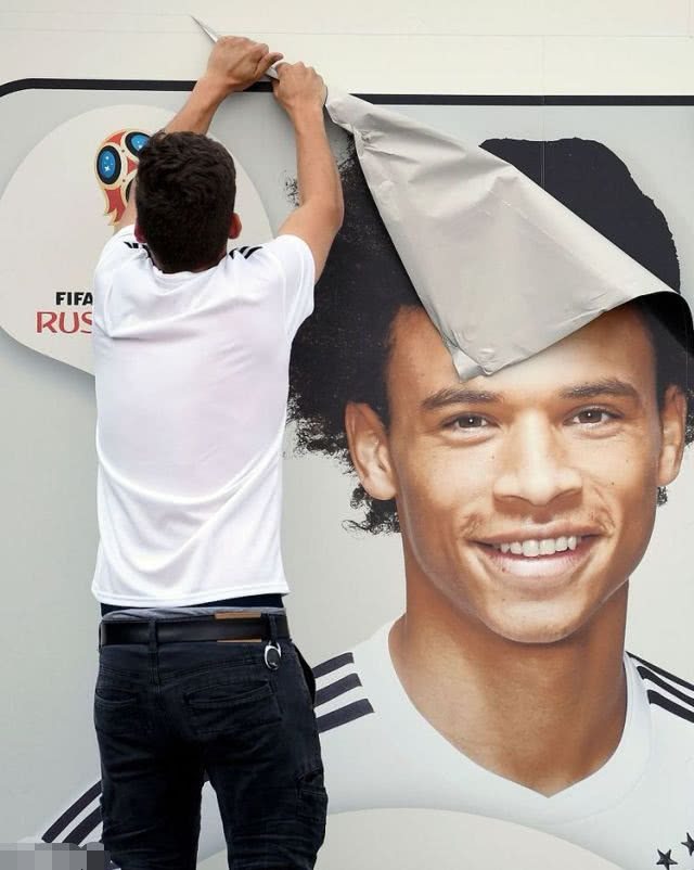 德国输球勒夫成罪人被千夫所指球迷恶搞小纸条声援落选萨内