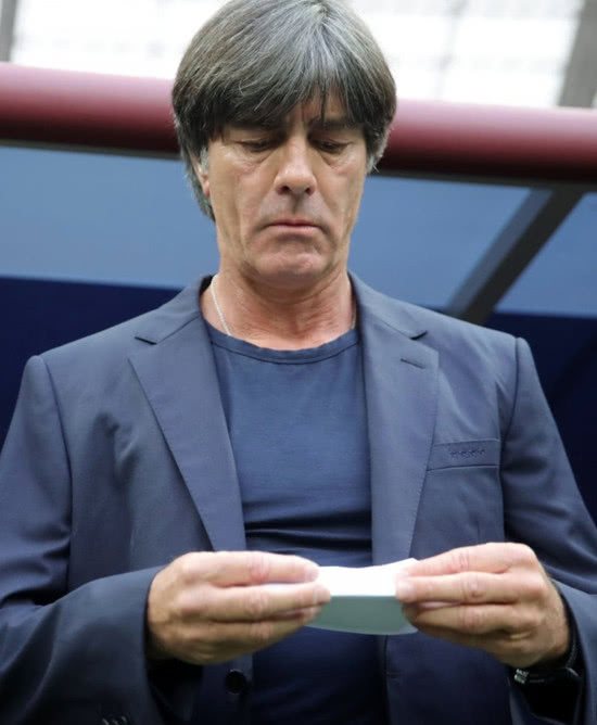 德国输球勒夫成罪人被千夫所指球迷恶搞小纸条声援落选萨内