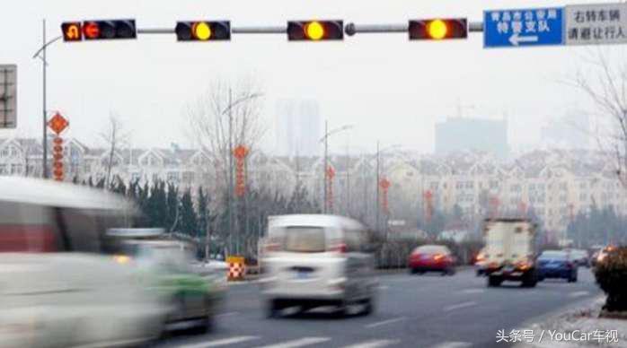 车辆刚过停止线亮红灯，这时候停下来算违规吗？看交警是怎么解释