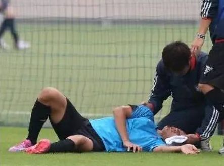 踢足球常见膝盖伤病,踢球中遇到的事故和处理方法