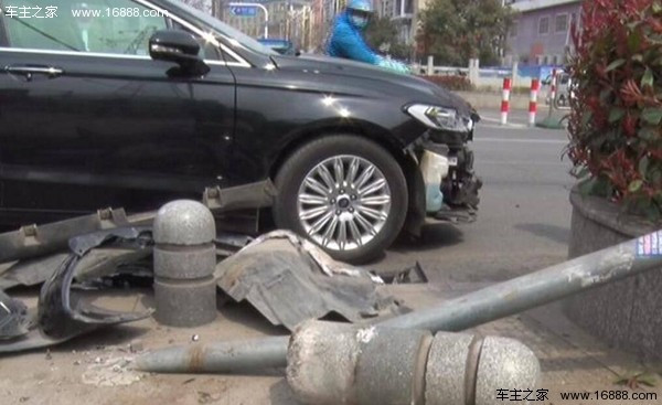 停车场剐蹭别人车怎么办,停车场剐蹭怎样赔