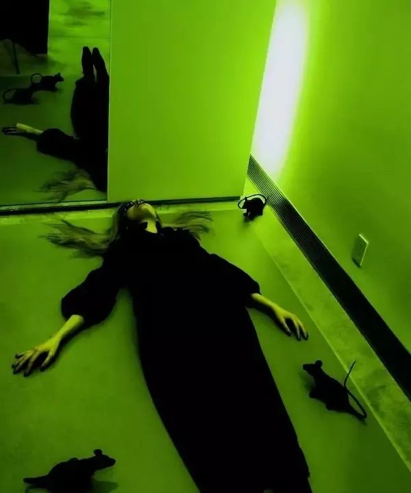 她被香奈儿和阿玛尼“通缉”，只因她在试衣间干的事儿太放肆！