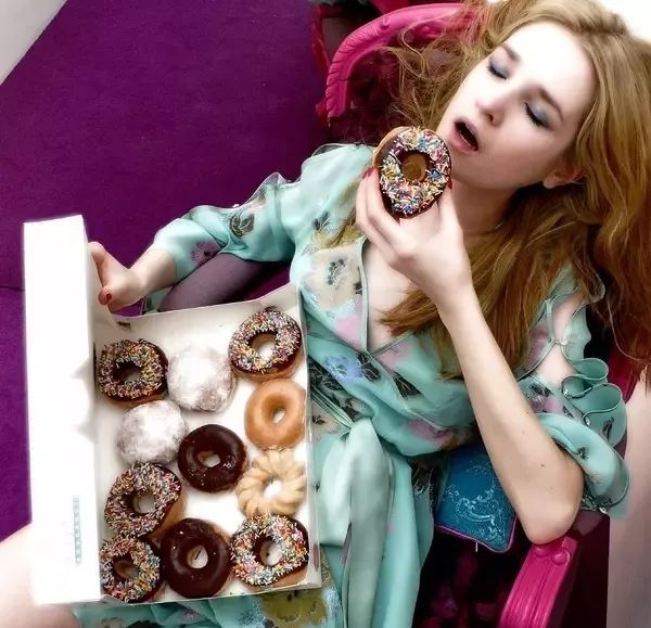 她被香奈儿和阿玛尼“通缉”，只因她在试衣间干的事儿太放肆！