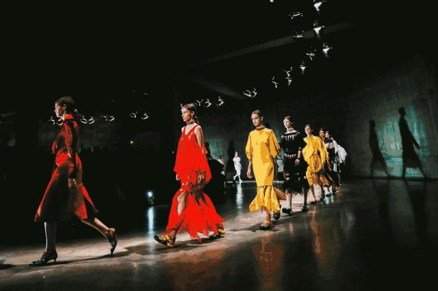 她被香奈儿和阿玛尼“通缉”，只因她在试衣间干的事儿太放肆！