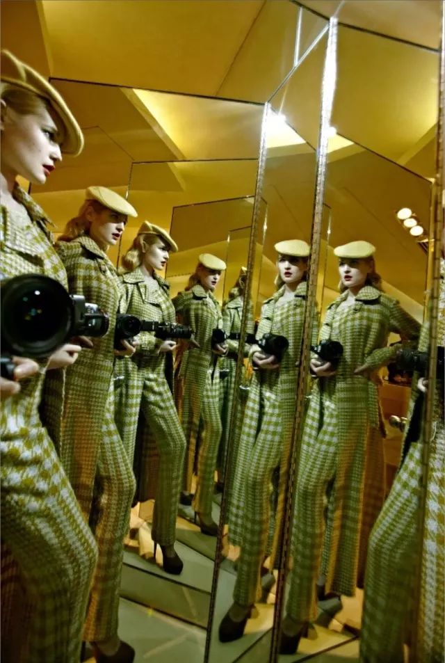 她被香奈儿和阿玛尼“通缉”，只因她在试衣间干的事儿太放肆！