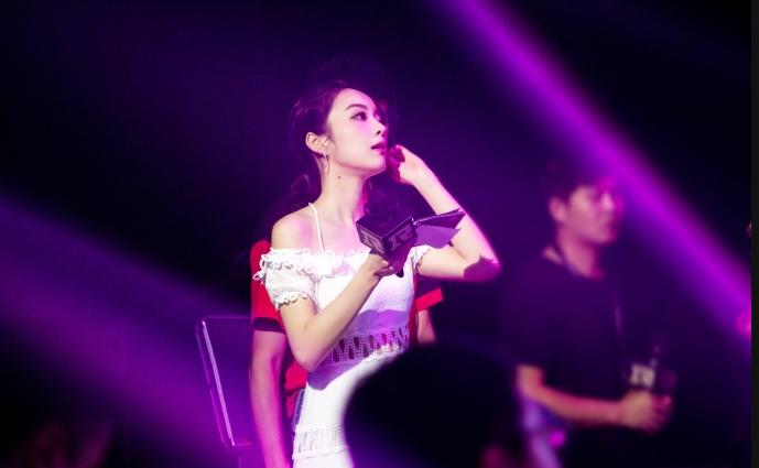 英雄联盟10周年明星表演赛余霜,英雄联盟主持人余霜旗袍