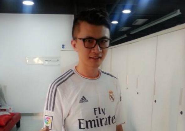 英雄联盟10周年明星表演赛余霜,英雄联盟主持人余霜旗袍