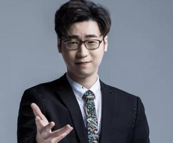 英雄联盟10周年明星表演赛余霜,英雄联盟主持人余霜旗袍