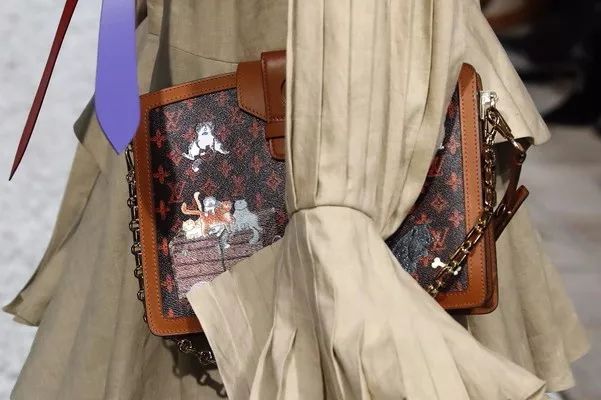 lv定制款狗狗包,lv上画熊猫的包