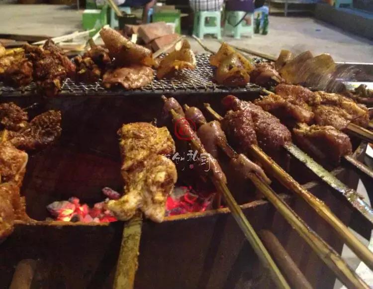 西昌本地出名的火盆烧烤,西昌最火的火盆烧烤