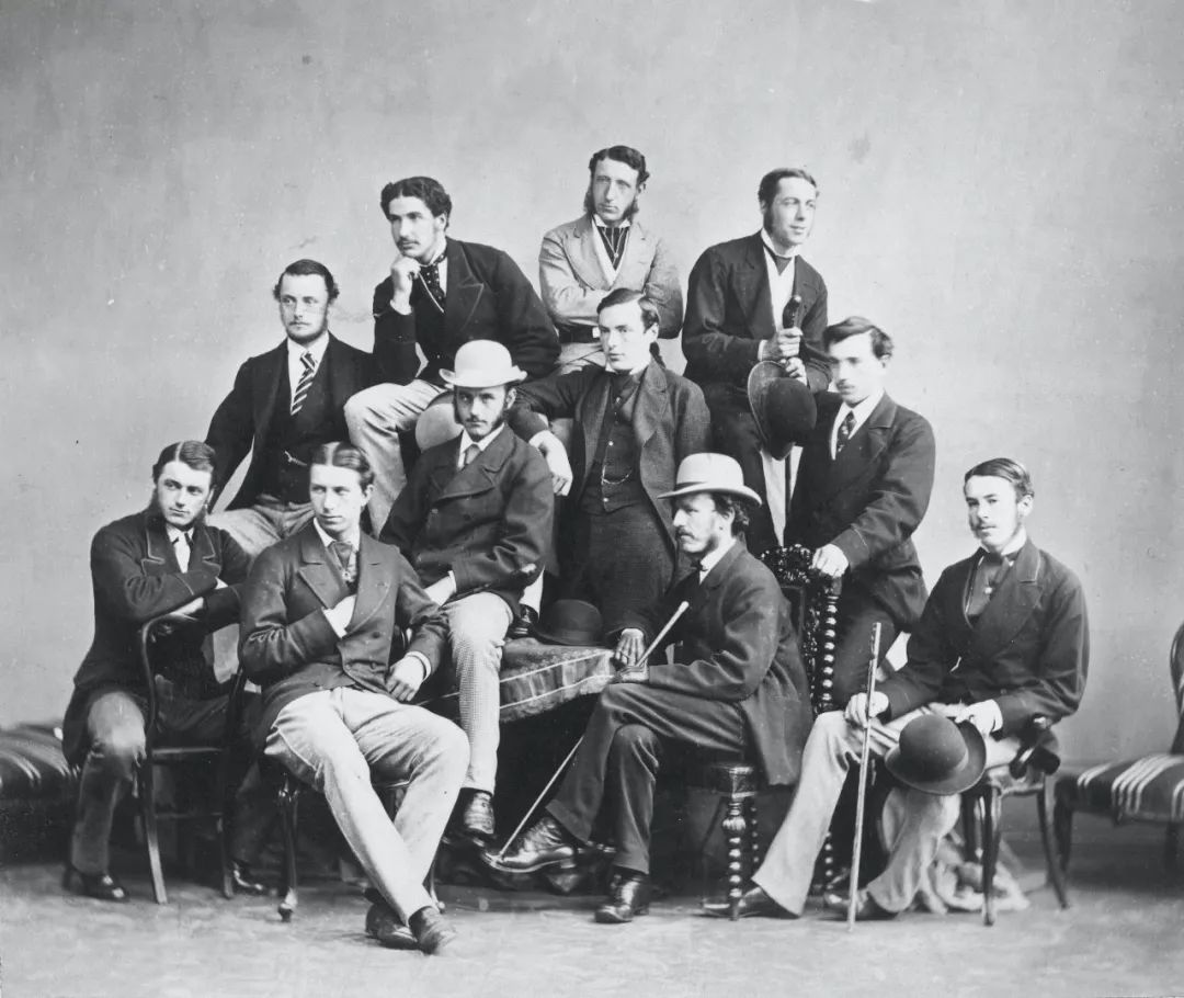 穿人皮变女生的小说,穿人偶服被困住