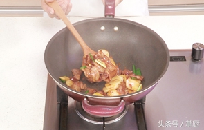 如何制作炒年糕简单又好吃,新疆大厨教你做饭店炒年糕