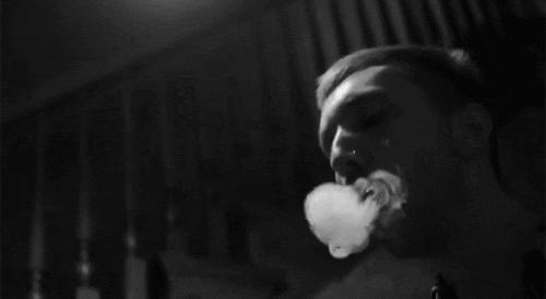 *子烟电**烟弹藏身“保鲜盒”夹带入关