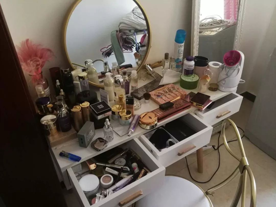 妹子和新男朋友一起网上挥泪甩卖前男友送的礼物!结局更泪崩