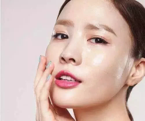 夏天脸上爱出油怎么补水,夏天脸部出油怎么护肤