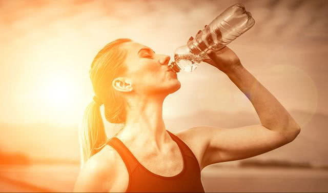 夏天脸上爱出油怎么补水,夏天脸部出油怎么护肤