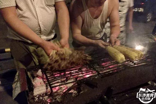不管有没有世界杯,这家几平方的无名烧烤摊,牛肉串都要预定!