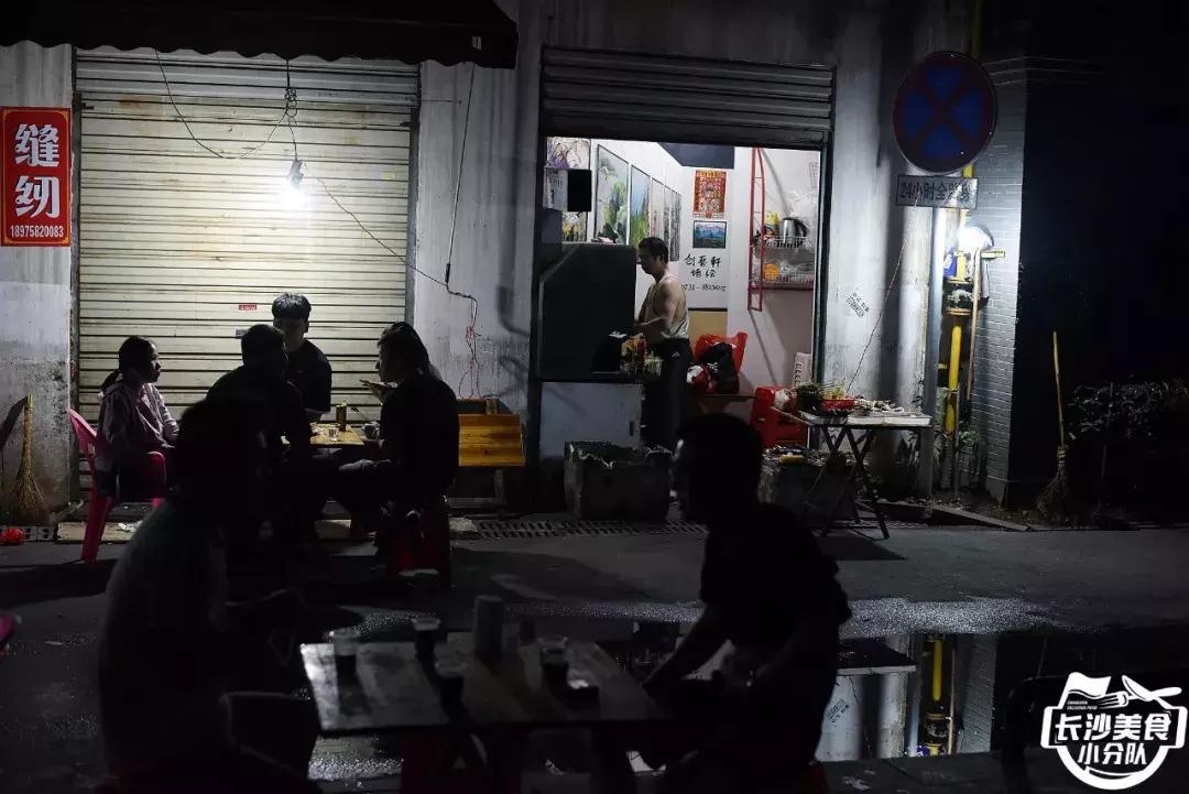 不管有没有世界杯,这家几平方的无名烧烤摊,牛肉串都要预定!