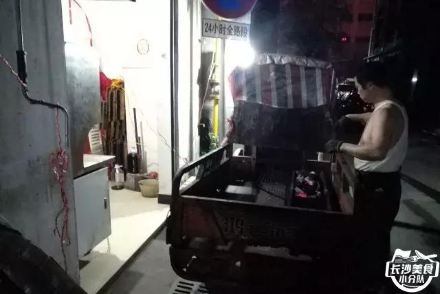 不管有没有世界杯,这家几平方的无名烧烤摊,牛肉串都要预定!