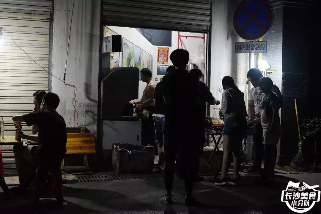 不管有没有世界杯,这家几平方的无名烧烤摊,牛肉串都要预定!
