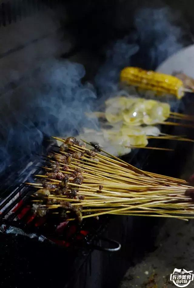 不管有没有世界杯,这家几平方的无名烧烤摊,牛肉串都要预定!