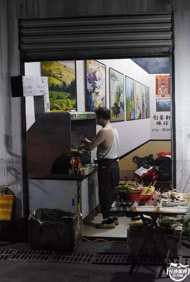 不管有没有世界杯,这家几平方的无名烧烤摊,牛肉串都要预定!
