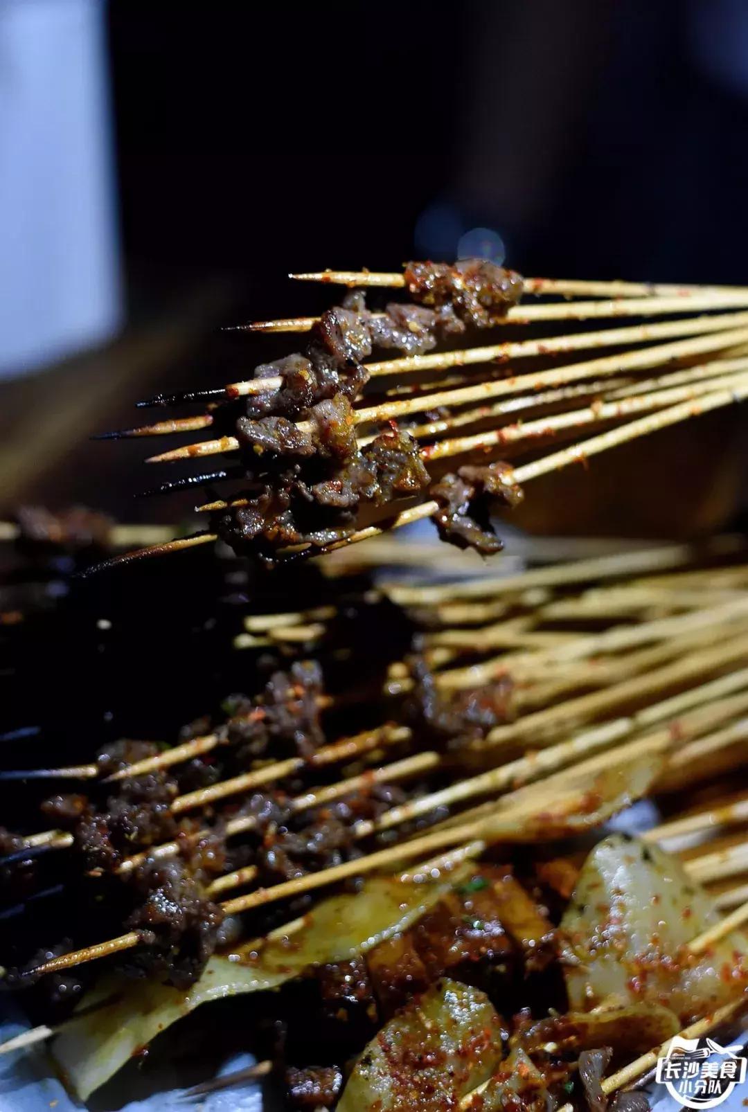 不管有没有世界杯,这家几平方的无名烧烤摊,牛肉串都要预定!