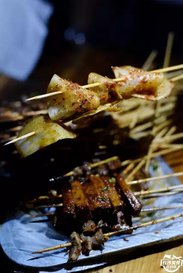 不管有没有世界杯,这家几平方的无名烧烤摊,牛肉串都要预定!