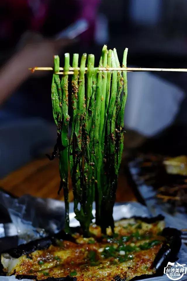 不管有没有世界杯,这家几平方的无名烧烤摊,牛肉串都要预定!